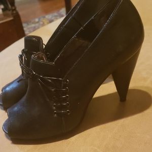 DKNY open to high heels Size